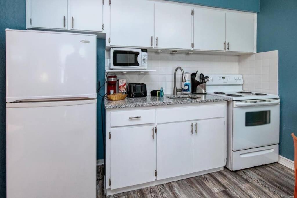 Sunset Beach Suites Of Madeira Beach! Pet Friendly Summer Getaway! Steps To Beach! - Suite 10 St. Pete Beach Exterior photo